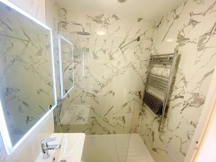 City Centre Riverside Apartment Винчестер Экстерьер фото